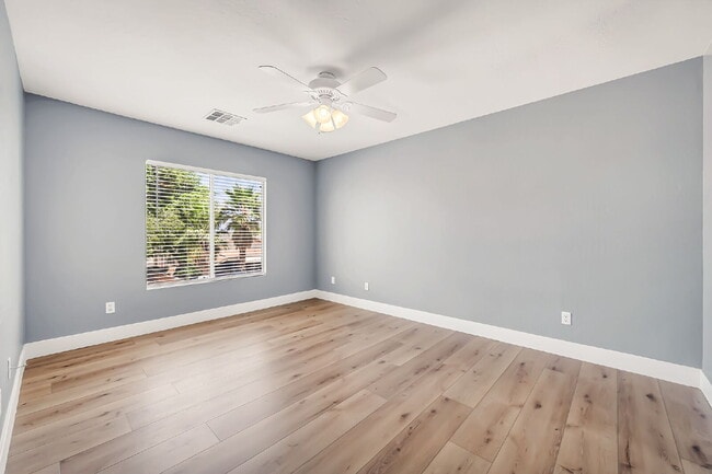 Building Photo - 2422 E Olivine Rd
