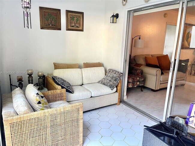 Building Photo - 1015 Country Club Dr