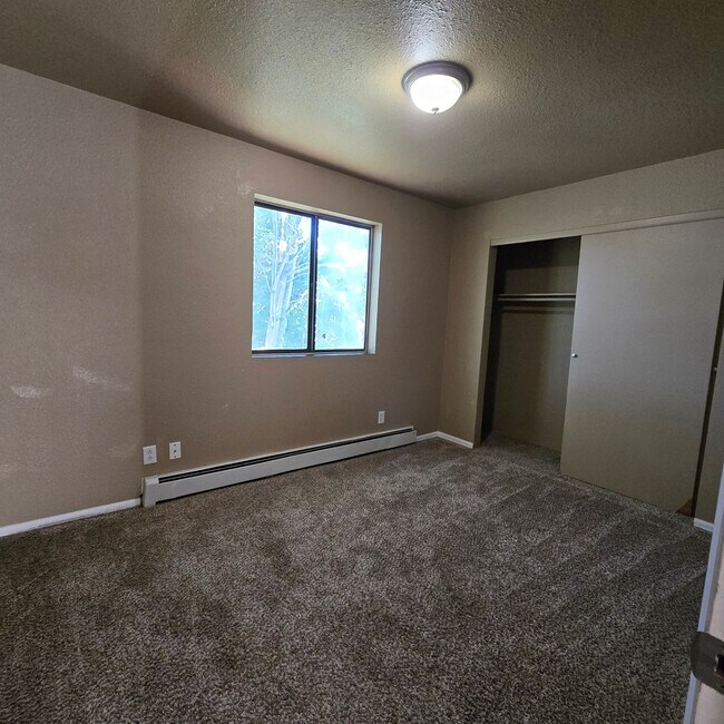 Building Photo - 2 BR / 1 BA Upper-Level Apartment in Clifton – $1,150