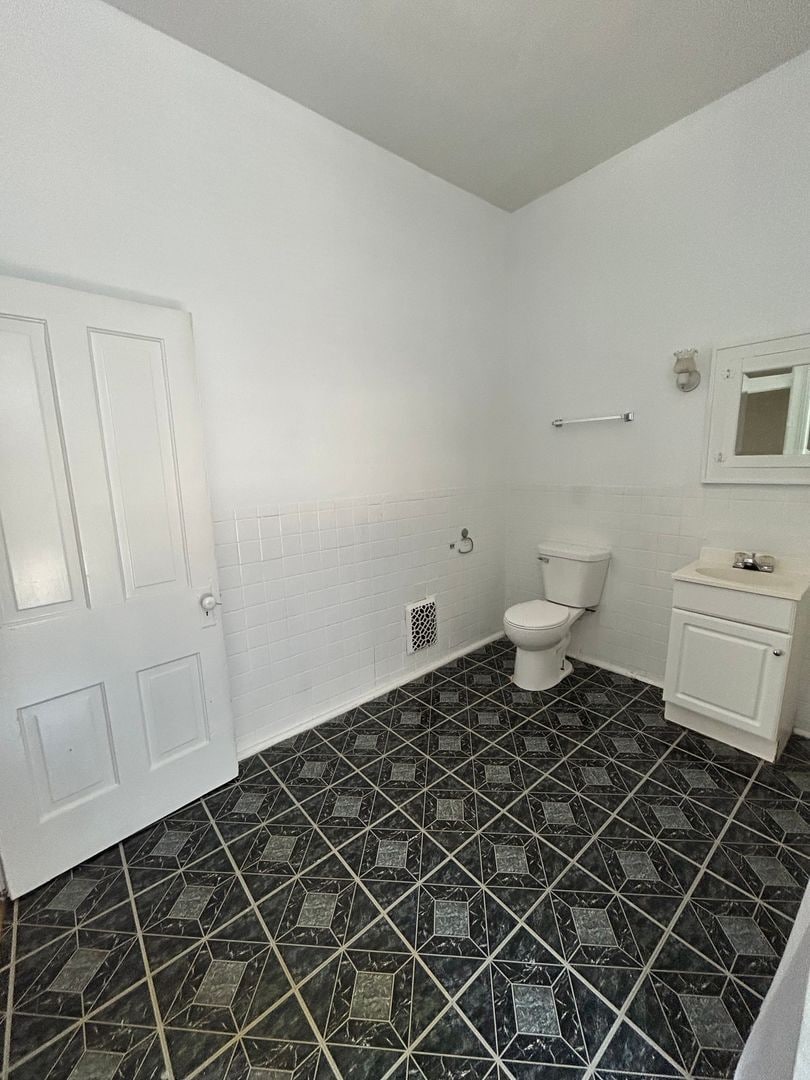 Building Photo - 212 Tinkler St