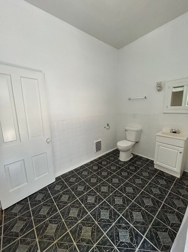 Building Photo - 212 Tinkler St