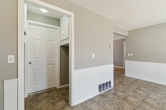 Building Photo - 4009 Vickie Dr