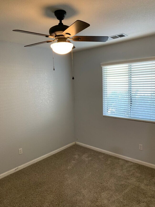 Building Photo - 3 Bedroom 2 Bath Home