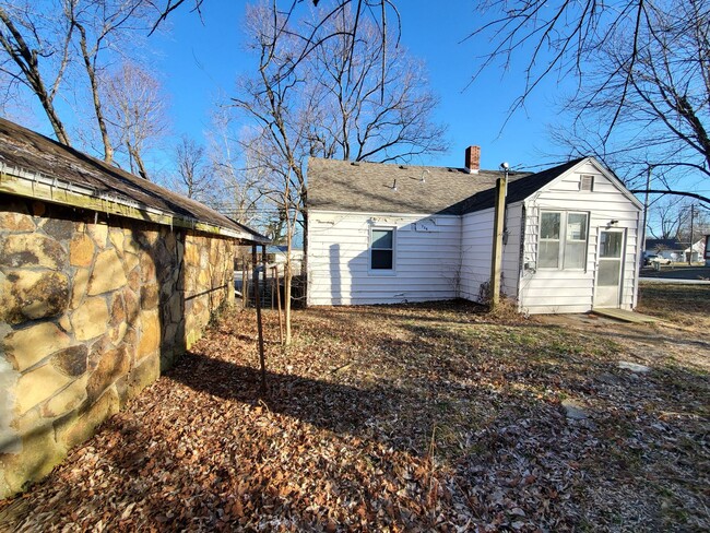 Building Photo - 2 Bed 1 Bath 900 SQFT Home in Bolivar!