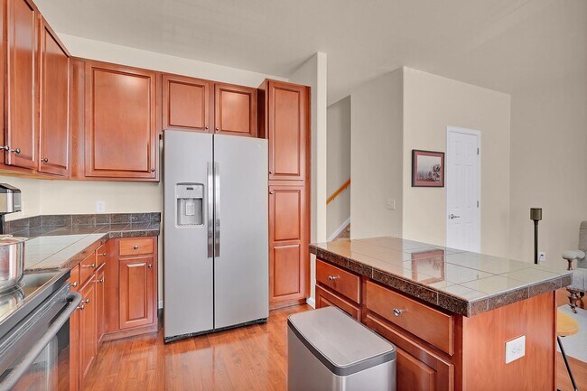 Building Photo - Immaculate 3 Bedroom Townhome Near Downtown COS