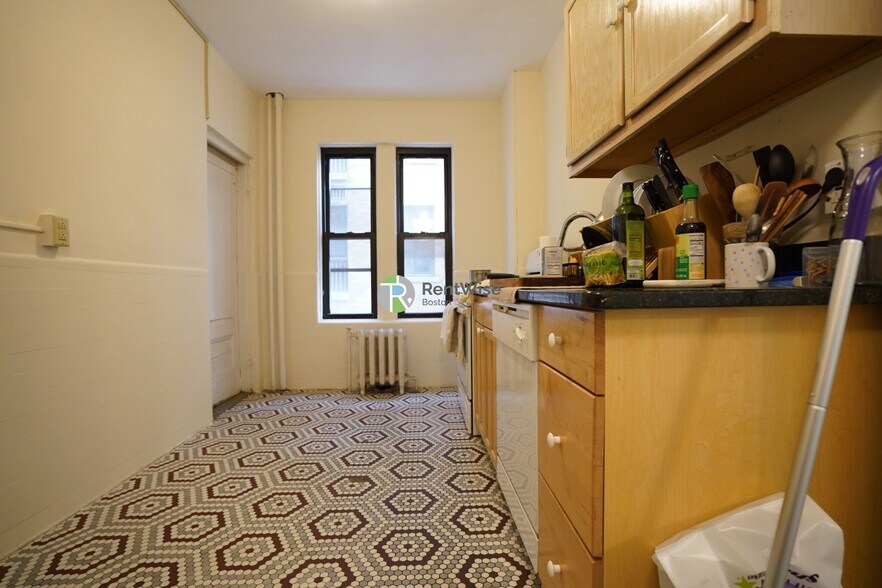 Building Photo - 452 Park Dr