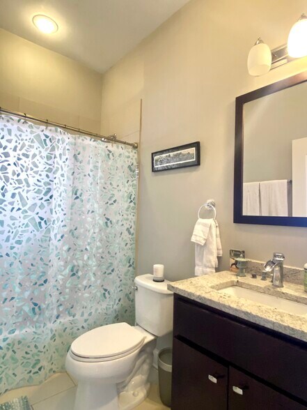 Building Photo - 1312 N Claremont Ave