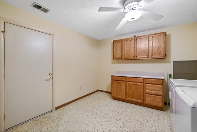 Building Photo - 702 Dehaven Ct