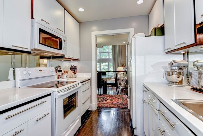 Building Photo - Beautiful Home in the Coveted Gated Community of Hillandale