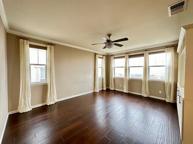 Building Photo - Large 4 Bedroom House in Hiddenbrook Commu...