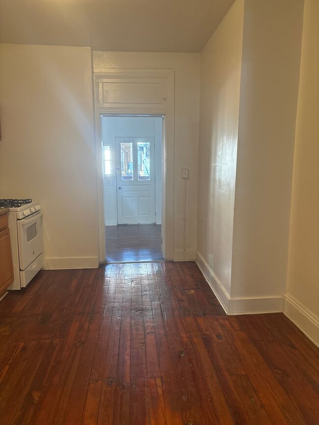 Building Photo - 1st Floor 1 Bedroom Apartment-York City SD