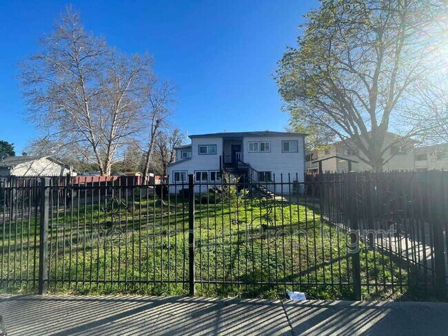 Building Photo - 474 Harding Ave