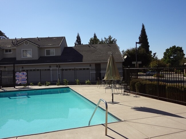 Building Photo - AVAILABLE NOW! Roseville 2 bed/2.5 bath, 2 Story Townhome!