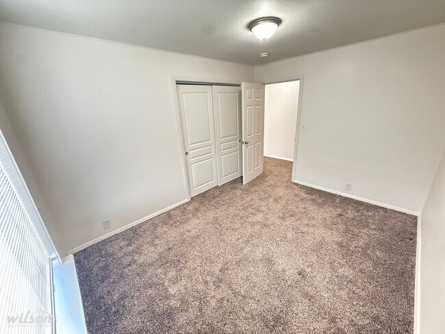 Building Photo - 1420-1420 Queen Ave