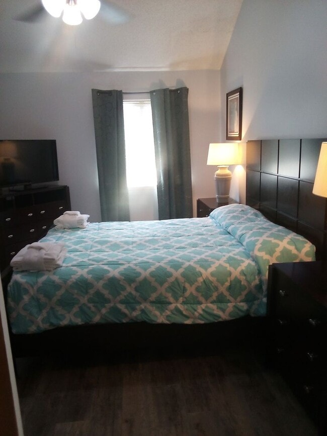 Building Photo - Golf Colony VII Unit 20 J