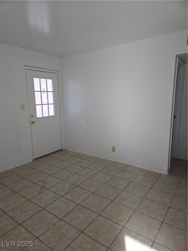 Building Photo - 821 A Ave