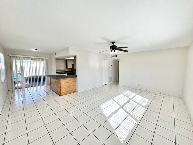 Building Photo - ** NAPLES PARK ** 3 BED / 2 BATH ** PET OK...