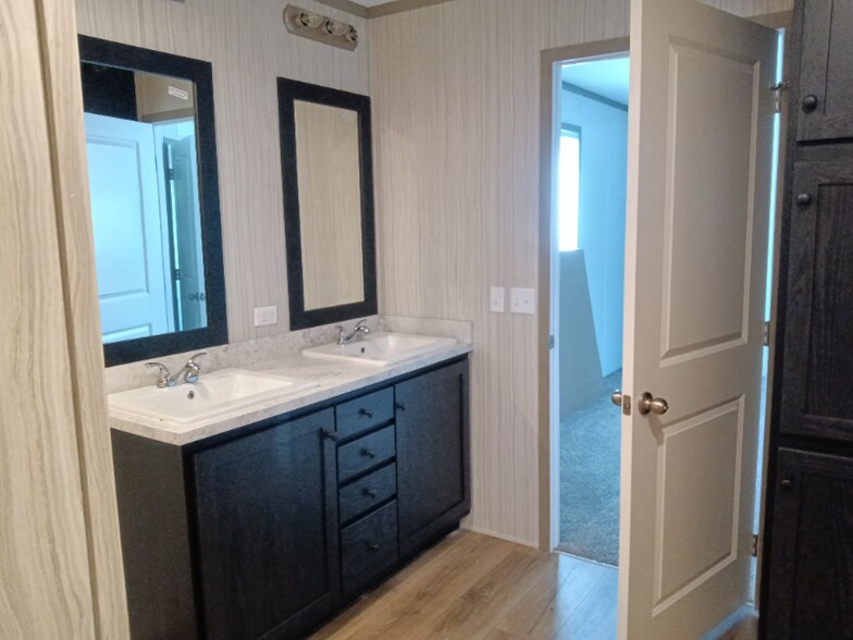 Building Photo - 72 Hunters Rill