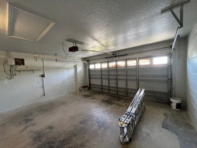 Building Photo - 2304 Hickory Pine St