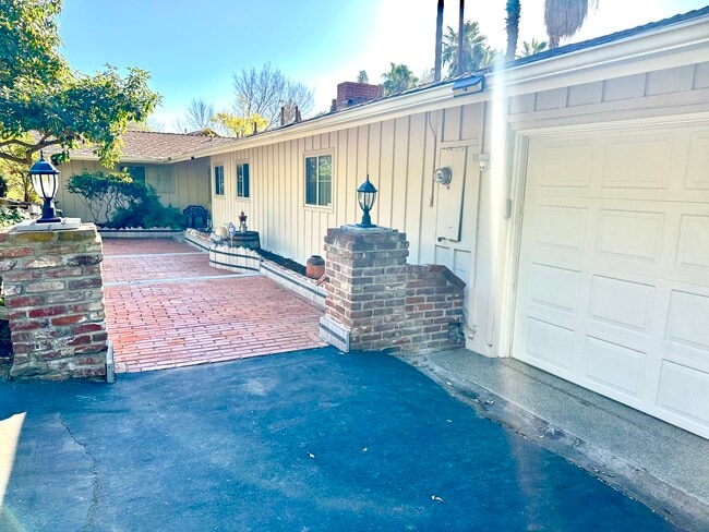 Building Photo - 4370 Calavo Dr