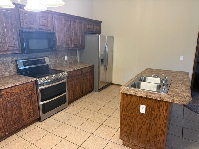 Building Photo - 3 bed duplex. New carpet, great kitchen Island and a fenced backyard in Moore schools!