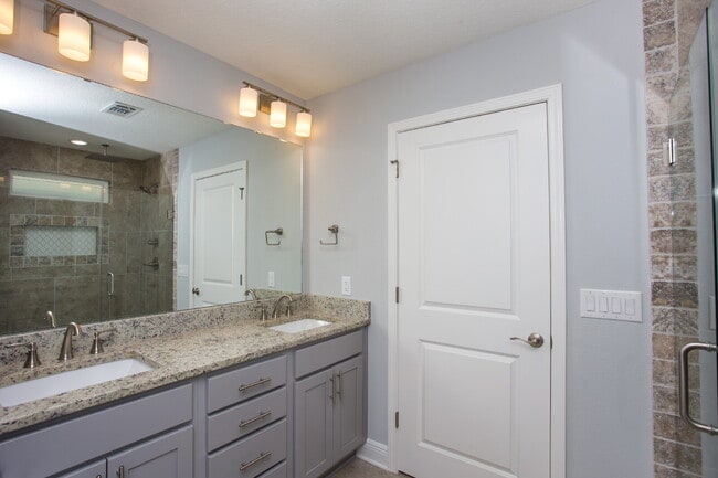 Building Photo - Great location! One block from DeVillier's Square and walking distance to Palafox.