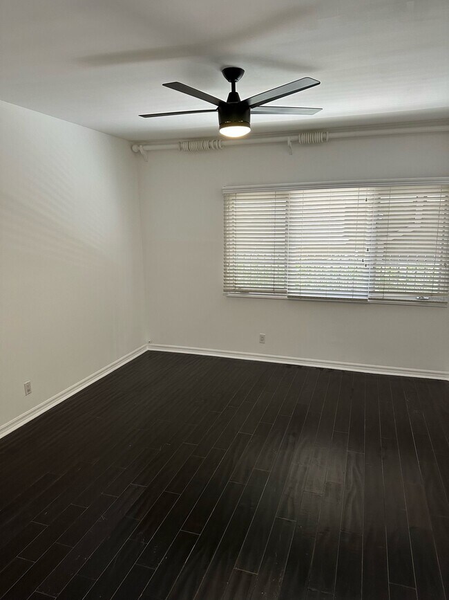 Building Photo - 435 Arnaz Dr