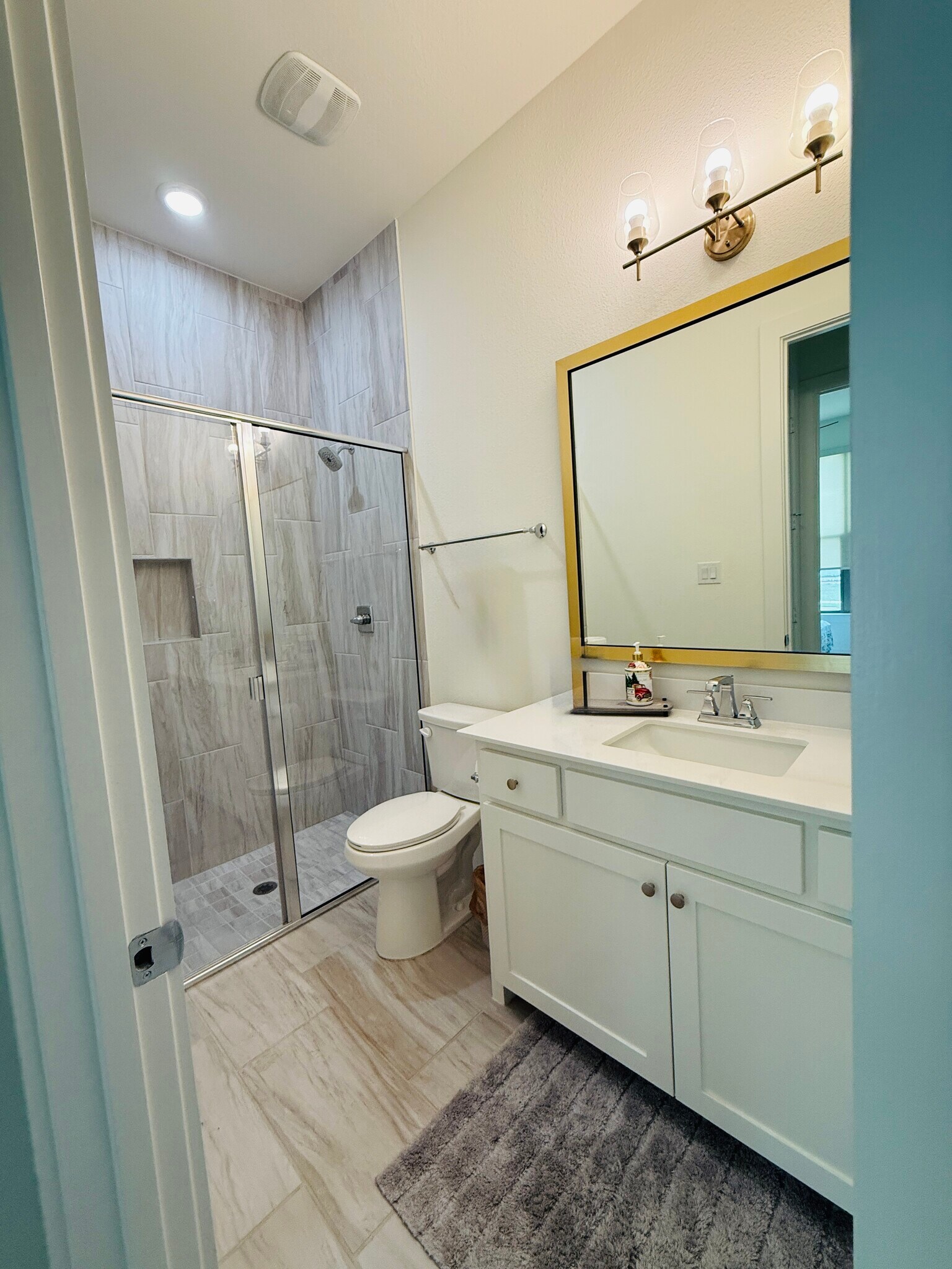Downstairs full bath - 2604 Bucer Ct