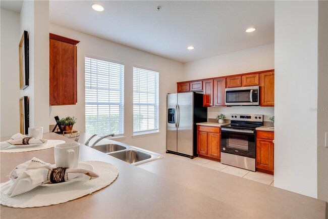 Building Photo - Beautiful 3 bedroom, 2.5 bathroom condo wi...
