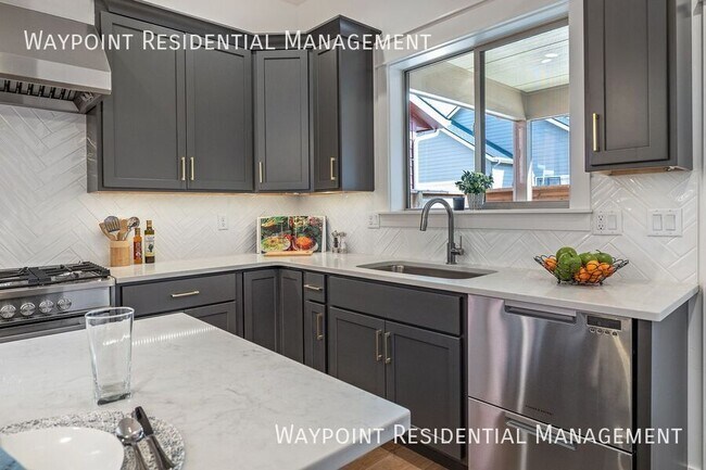 Building Photo - 2457 N Ashgrove Ln