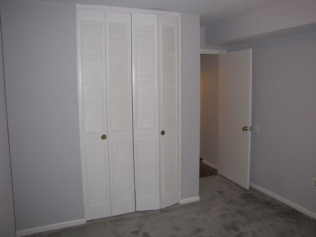 Building Photo - Renovated 4 level single family home in Ki...