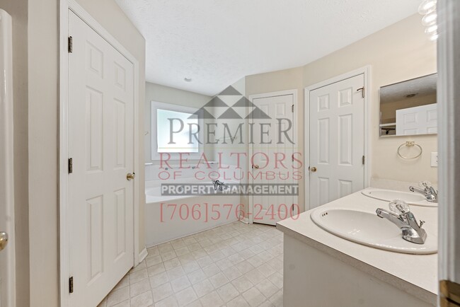 Building Photo - 5702 Stoneridge Dr
