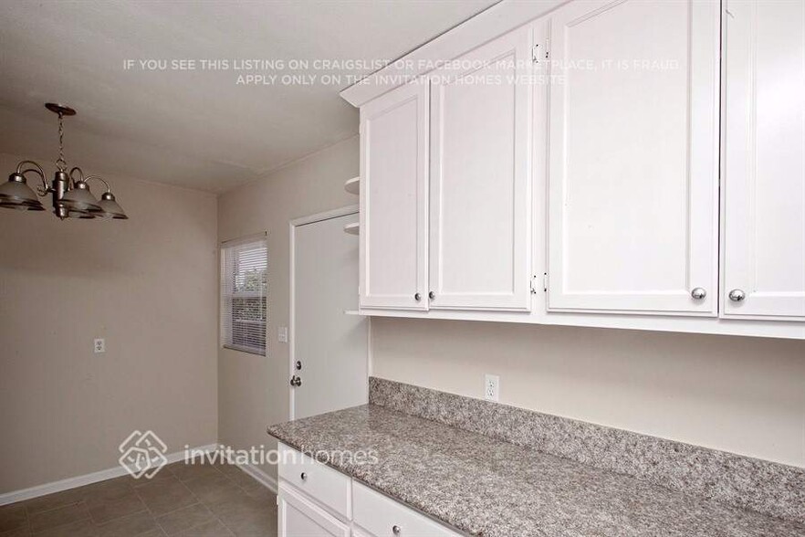 Building Photo - 13207 S Largo Ave