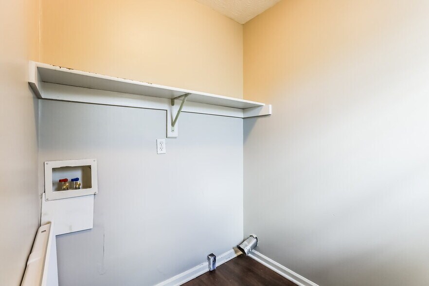 Building Photo - 5223 Pin Oak Dr