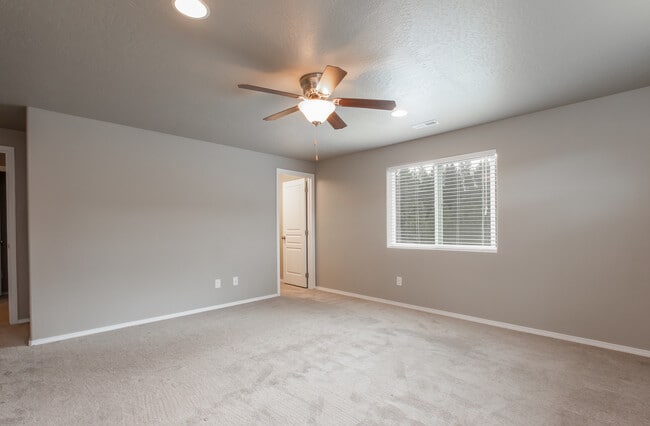 Building Photo - Beautiful 4 Bedroom 2.5 Bath River Run Home