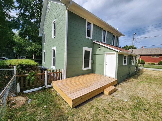 Building Photo - Spacious 5-Bedroom, 2-Bathroom Home AVAILA...
