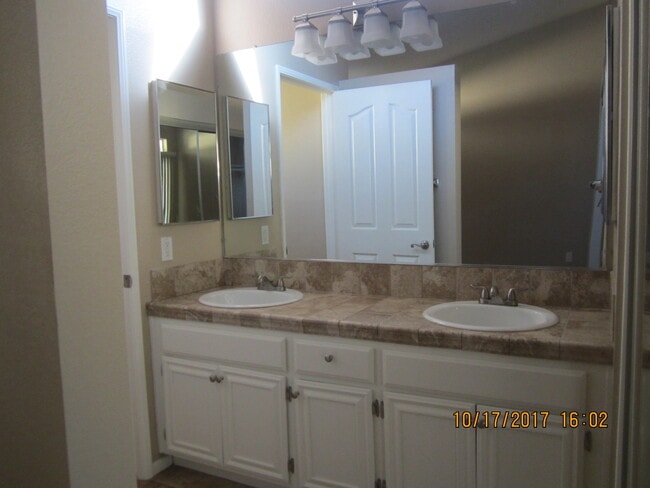 Building Photo - CANYON CREST GORGEOUS SINGLE STORY