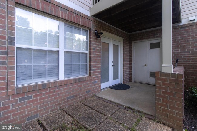 Building Photo - 9720 Lake Point Ct