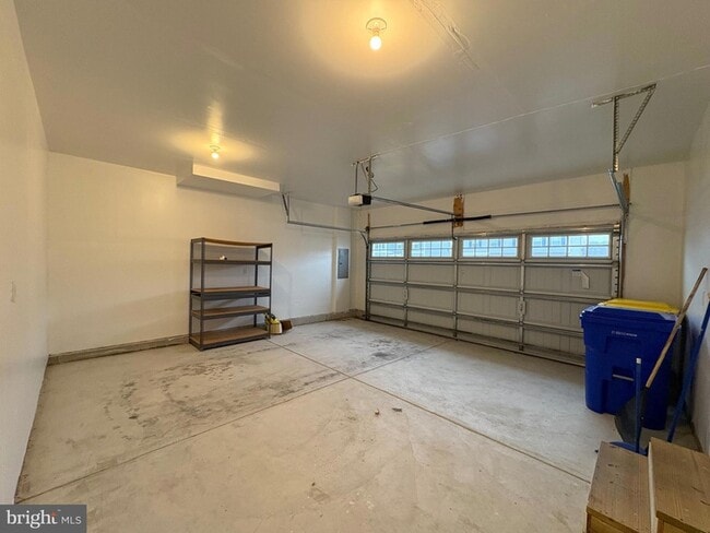 Building Photo - 27003 Greenleaf Dr