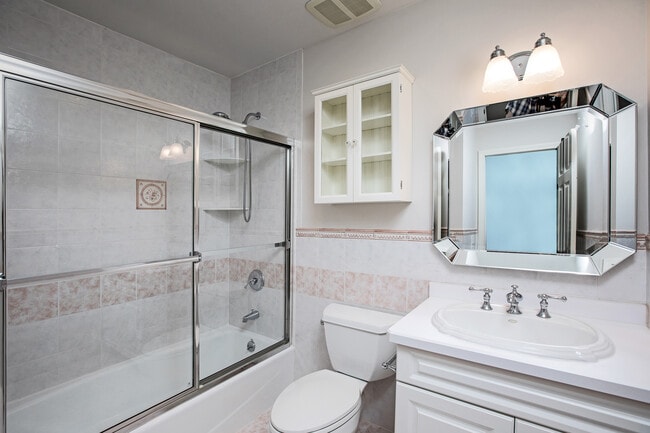 Building Photo - 423 English Pl