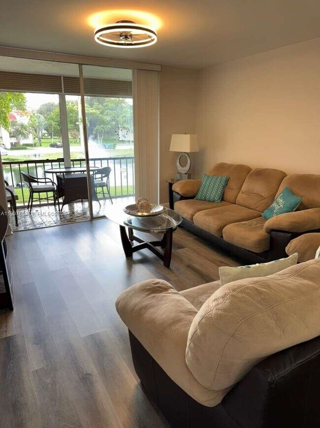 Building Photo - 691 S Hollybrook Dr