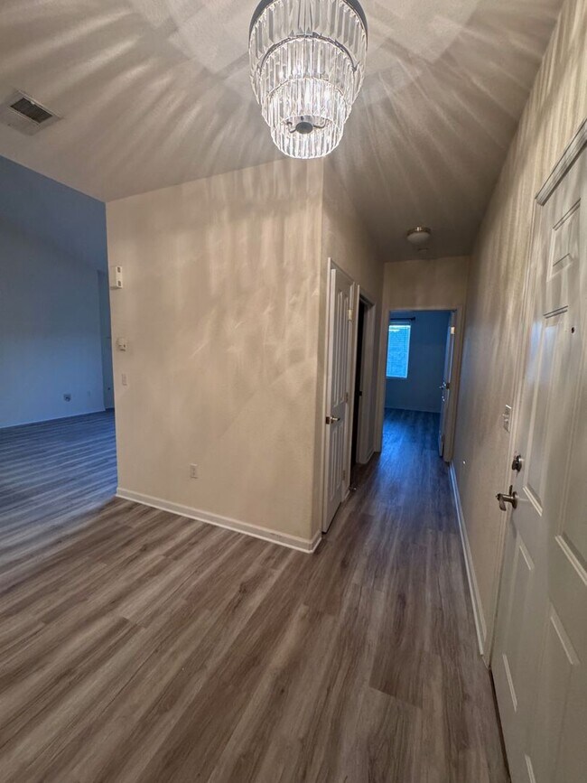 Building Photo - SW Littleton Top Floor Condo with Mountain Views!