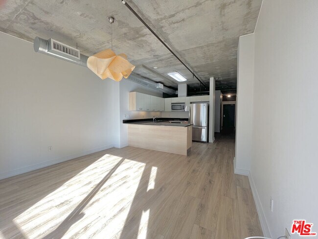 Building Photo - 645 W 9th St