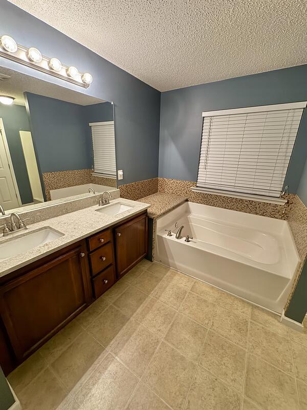 Building Photo - 322 Clover Brook Dr