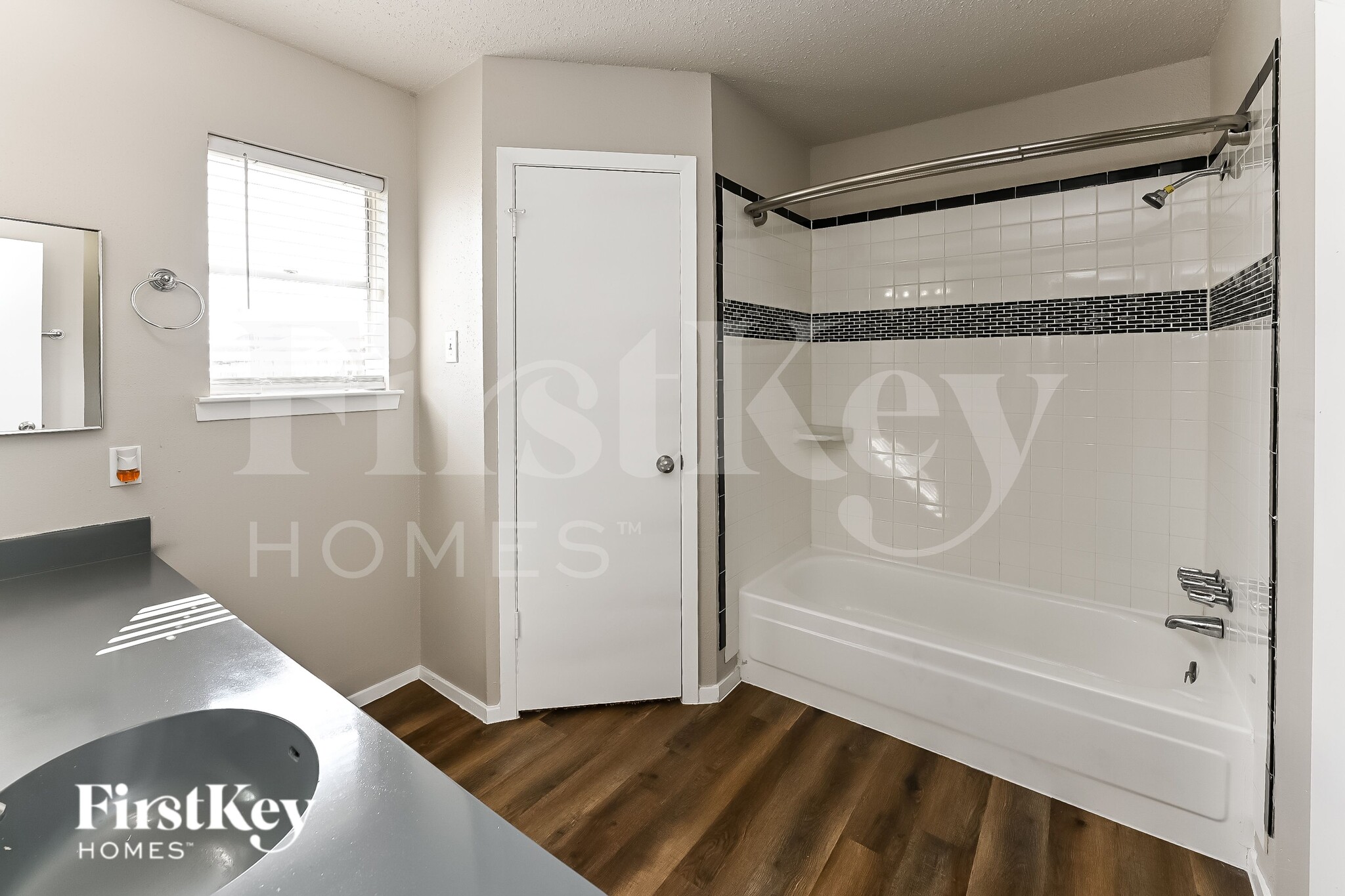 Building Photo - 10811 Forest Leaf Dr