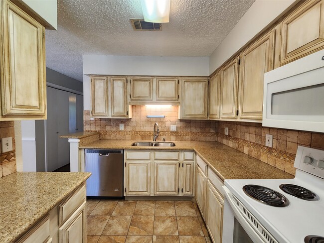Building Photo - 17742 Kings Park Ln