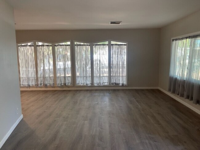 Building Photo - 2675 Sunset Dr