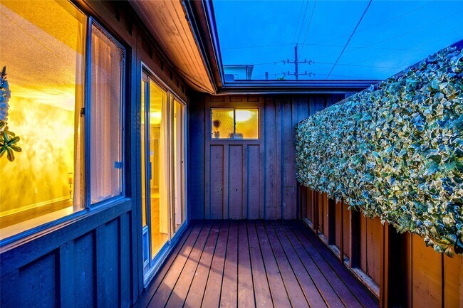 Building Photo - Small gated community of 39 units, conveni...
