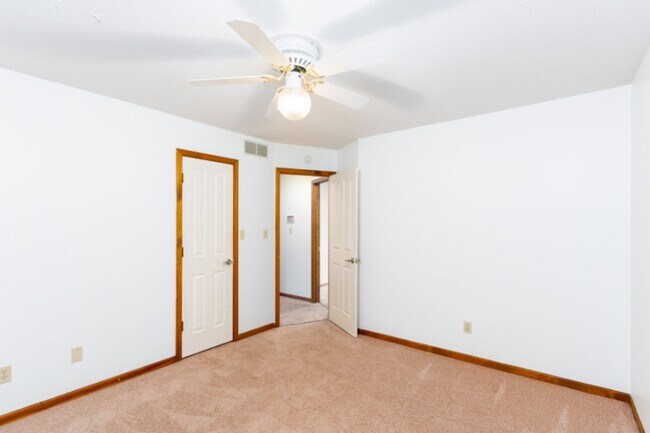 Building Photo - Fantastic Location! Close to MKT & Twin Lakes! 3BR/2.5BA/2000sqft., 2-Car Garage, Large Fenced Ya...