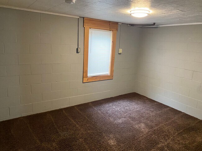 Building Photo - Now leasing for May 2026! Four Bed/Two Bath